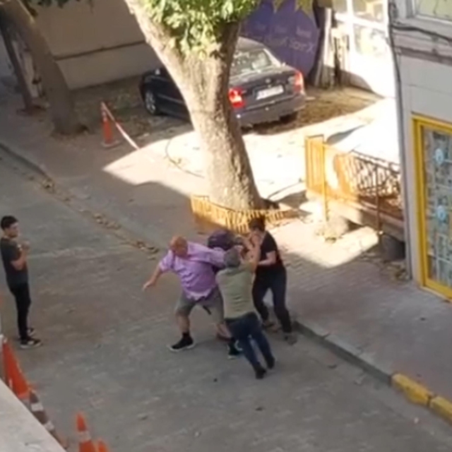 Ev sahibi ile kiracı arasında biber gazlı, sopalı kavga kamerada