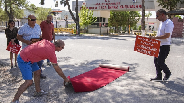 İzmir'de kooperatif mağdurlarından cezaevi önünde "kırmızı halılı" eylem