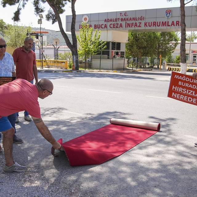 İzmir'de kooperatif mağdurlarından cezaevi önünde "kırmızı halılı" eylem