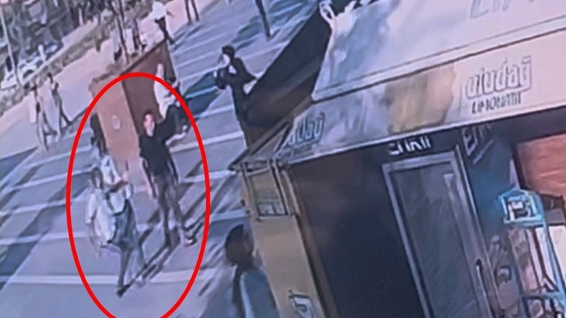 Husumetlisini bıçak sapıyla darbetti; o anlar kamerada