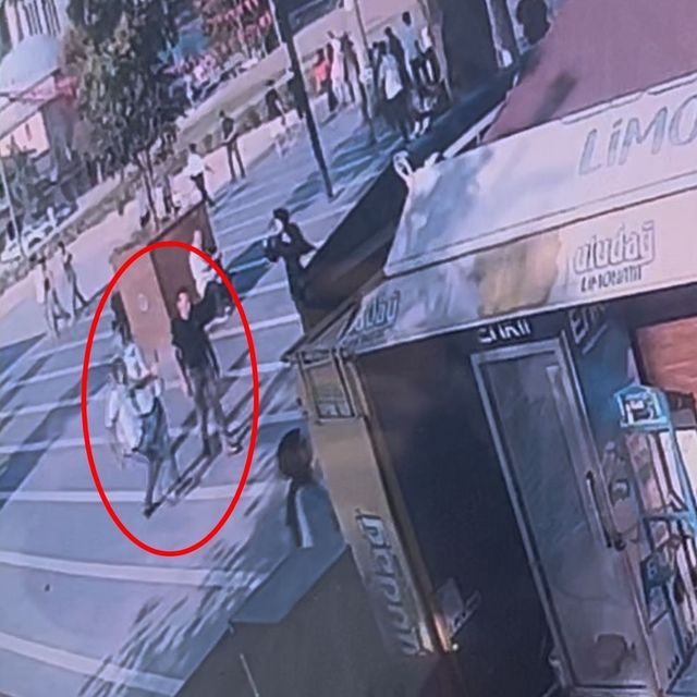 Husumetlisini bıçak sapıyla darbetti; o anlar kamerada