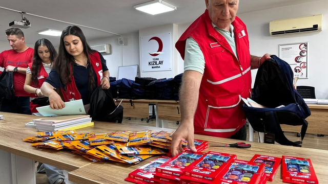 Kızılay'dan Manisalı öğrencilere kırtasiye desteği