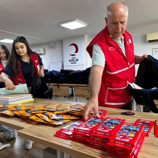 Kızılay'dan Manisalı öğrencilere kırtasiye desteği