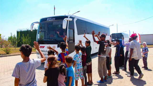 Adana'da 160 Suriyeli ülkelerine uğurlandı