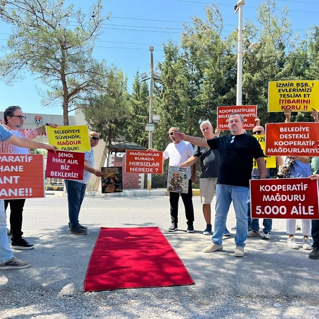 İzmir'de kooperatif mağdurlarından cezaevi önünde 'kırmızı halılı' eylem