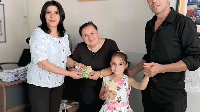 8 yaşındaki Nida Nur, bulduğu içinde 1700 avro olan cüzdanı sahibine teslim etti