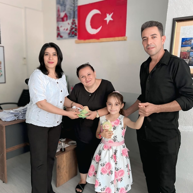 8 yaşındaki Nida Nur, bulduğu içinde 1700 avro olan cüzdanı sahibine teslim...