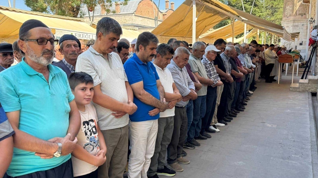 Kazada ölen çift ile 9 yaşındaki torunları toprağa verildi