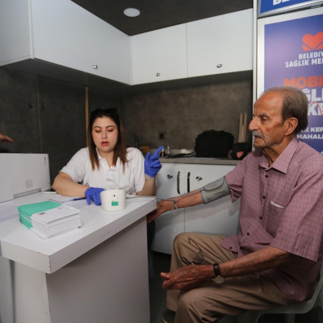 Kepez'de huzurevi sakinlerine ücretsiz göz taraması yapıldı