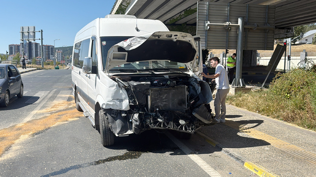 Kastamonu'da minibüs ile hafif ticari aracın çarpıştığı kazada 10 kişi yaralandı