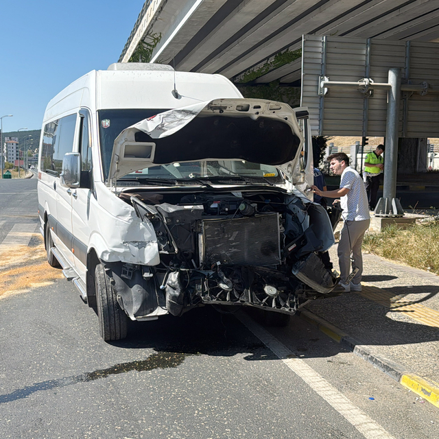 Kastamonu'da minibüs ile hafif ticari aracın çarpıştığı kazada 10 kişi yara...