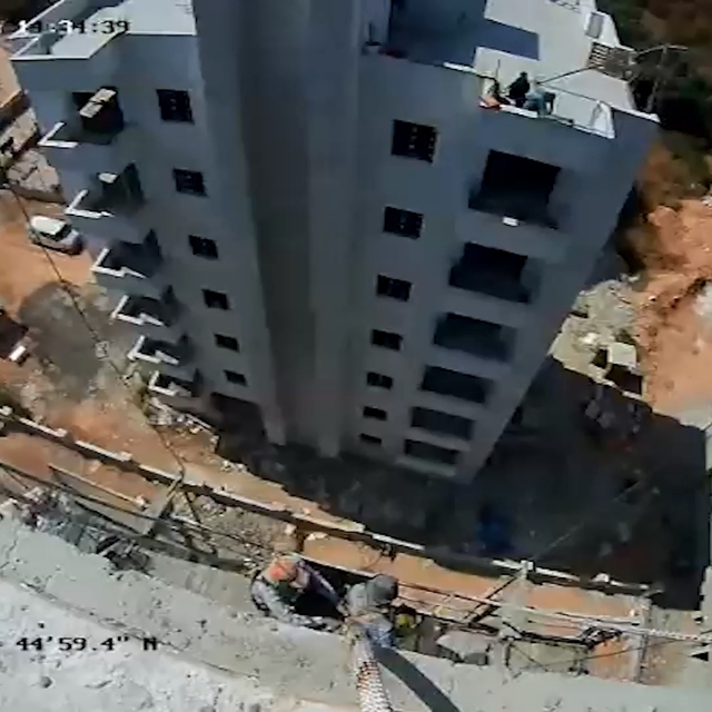 İskelede mahsur kalan inşaat işçileri, duvar kırılarak kurtarıldı