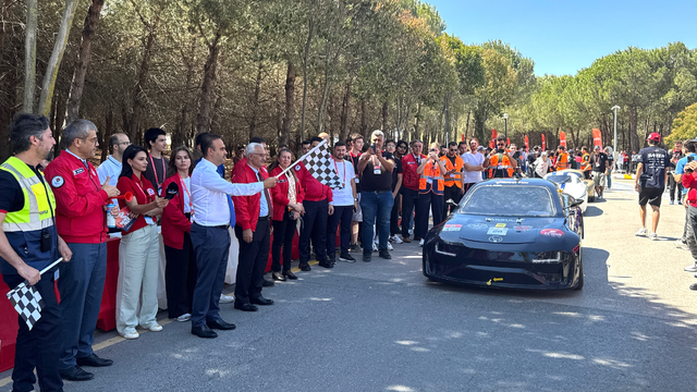 Sanayi ve Teknoloji Bakanı Kacır, Kocaeli'de Elektrikli Araç Yarışları'nı izledi: