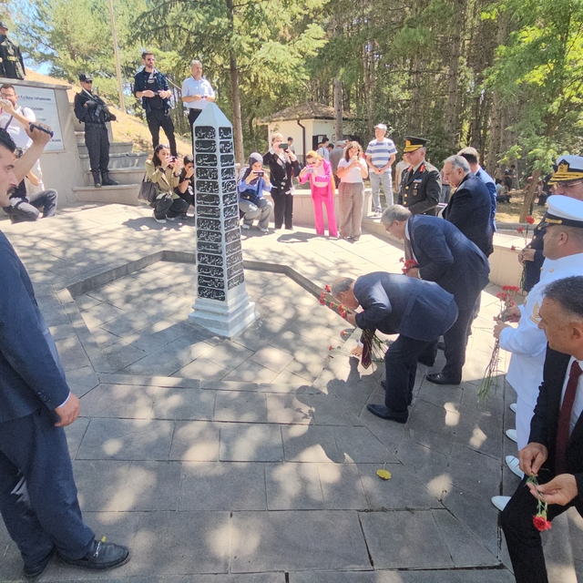 Büyük Taarruz'un 103. yılı dolayısıyla Anıtkaya Şehitliği'nde tören düzenle...