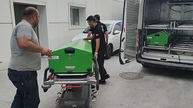Kuşadası sahilinde kıyıya vurmuş erkek cesedi bulundu