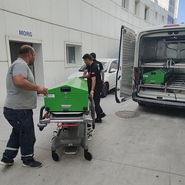 Kuşadası sahilinde kıyıya vurmuş erkek cesedi bulundu