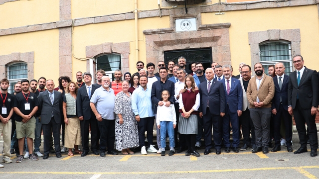 Milli Eğitim Bakanı Tekin Trabzon'da "Ailem" dizisi setini ziyaret etti:
