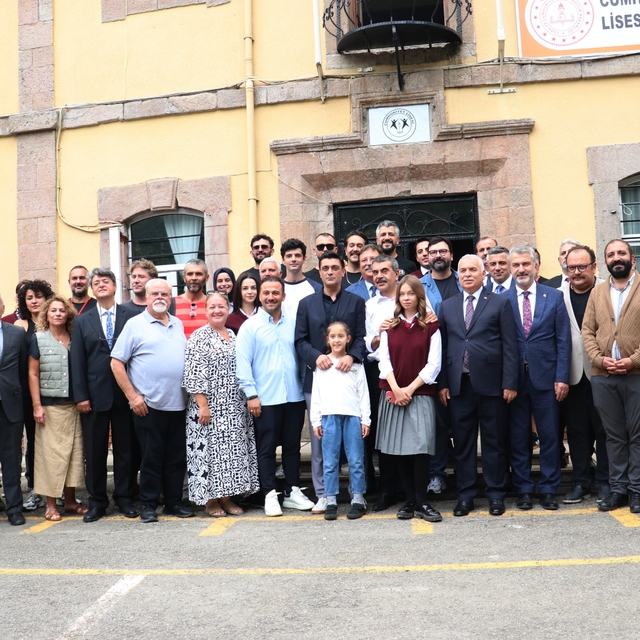 Milli Eğitim Bakanı Tekin Trabzon'da "Ailem" dizisi setini ziyaret etti:
