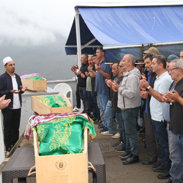 Giresun'da otomobilin uçuruma yuvarlandığı kazada ölen 3 kişinin cenazeleri...