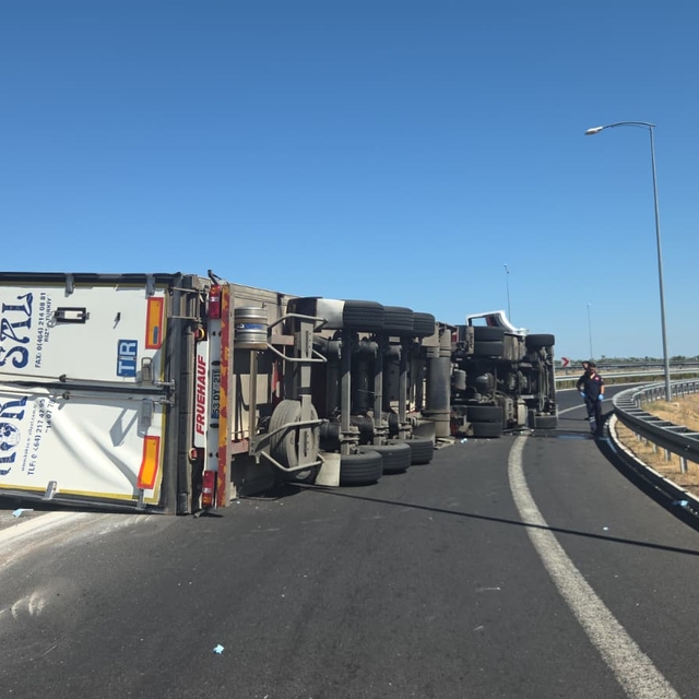 Çay yüklü TIR devrildi, otoyol kavşağı 3 saat trafiğe kapandı