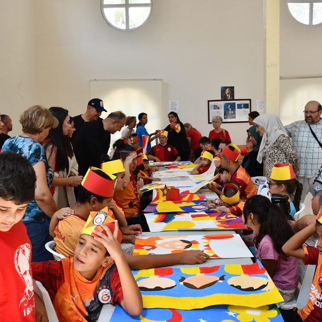Adana'da özel gereksinimli çocuklar "Galatasaray" temalı resim sergisi için...