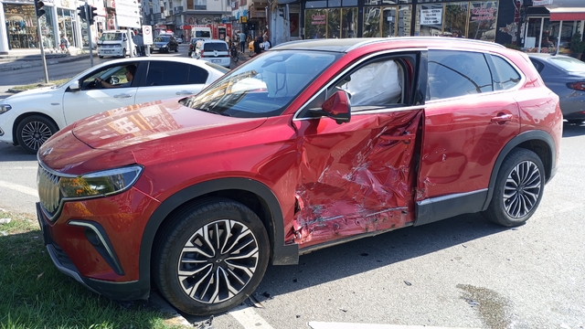 Samsun'da cip ile otomobilin çarpıştığı kazada 4 kişi yaralandı
