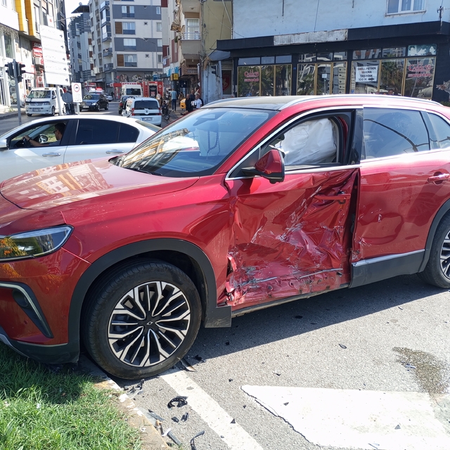 Samsun'da cip ile otomobilin çarpıştığı kazada 4 kişi yaralandı