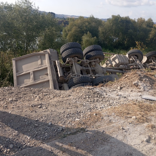 Samsun'da devrilen hafriyat kamyonun sürücüsü yaralandı
