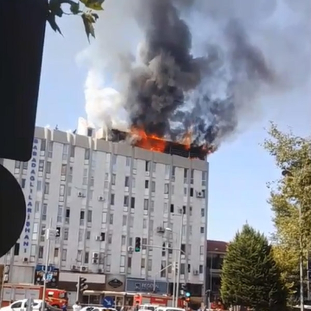 Babadağlılar Çarşısı'nda yangın; 1 kişi yaralandı, 2 kişi dumandan etkilend...