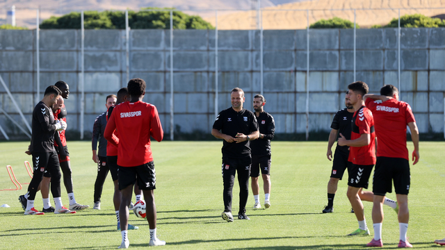 Sivasspor Teknik Direktörü Korkmaz taraftardan zaman istedi: