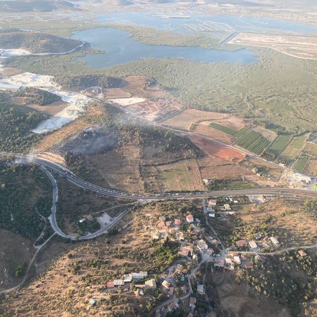 Muğla'da ziraat alanından ormana sıçrayan yangın kontrol altına alındı