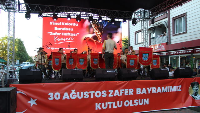 Kırklareli'nde Zafer Bayramı kutlamaları kapsamında askeri bando konser verdi