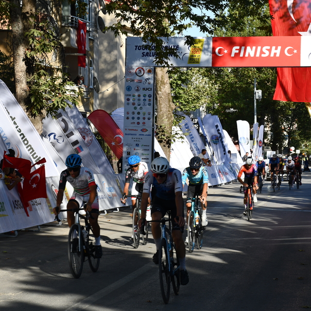 Samsun'da düzenlenen 3. Uluslararası Kurtuluş Yolu Bisiklet Turu'nun ikinci...