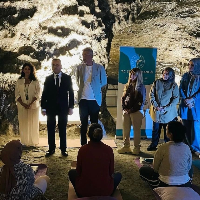 Çankırı'da anne adayları yerin 150 metre altında yoga yaptı