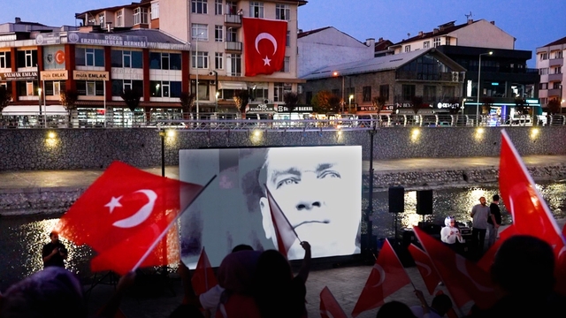 Düzce Belediyesinin 30 Ağustos Zafer Bayramı programında sürpriz performans