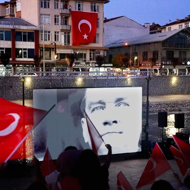 Düzce Belediyesinin 30 Ağustos Zafer Bayramı programında sürpriz performans