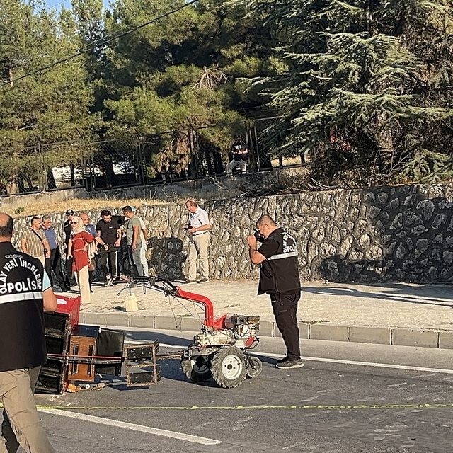 Burdur'da tarım aracı ile 2 otomobilin karıştığı kazada 1 kişi hayatını kay...