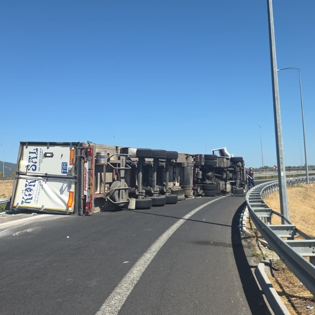 Bursa'da devrilen tırın sürücüsü yaralandı