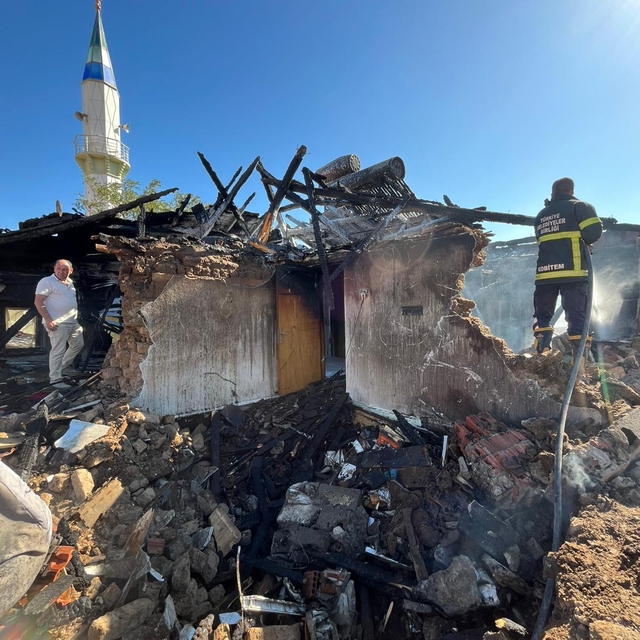 Bayramiç'te yangın çıkan ev kullanılamaz hale geldi