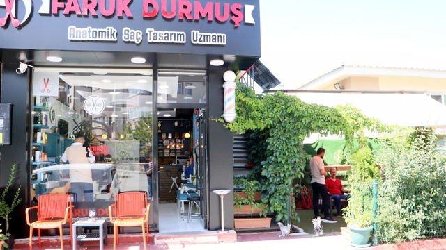 Ödüllü berberden sıra bekleyen müşterilere hobi bahçeli hizmet