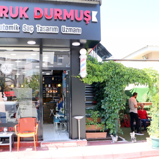 Ödüllü berberden sıra bekleyen müşterilere hobi bahçeli hizmet