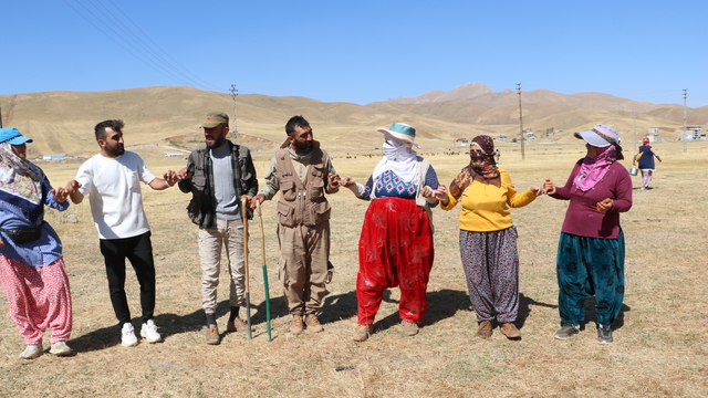 Yüksekova'da 'berivanların' yayla halayı