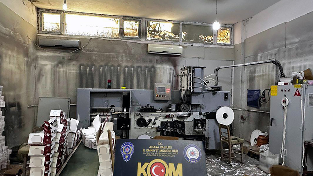 Karton bardak için kiraladığı depoda kaçak makaron üretti