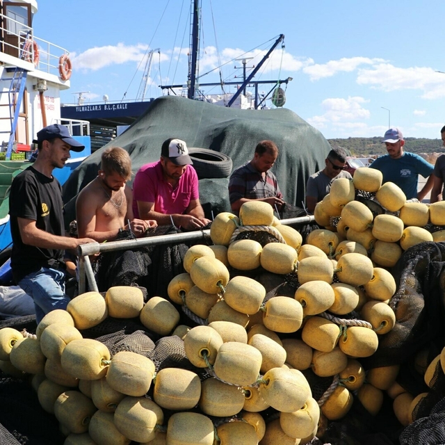 Çanakkale'de balıkçılar av sezonu öncesi son hazırlıklarını yapıyor