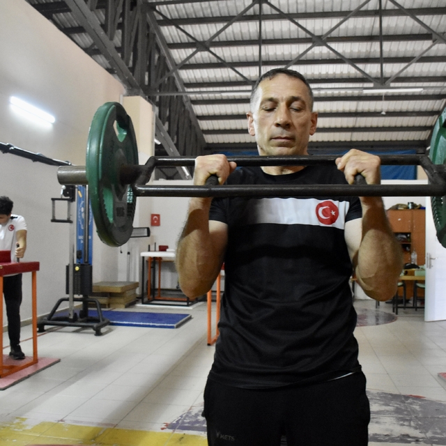 Kızına vefatından önce verdiği "dünya şampiyonluğu" sözünü yerine getirmek...