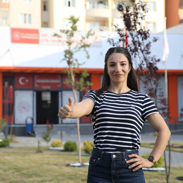 Ön yargıları kırarak güreşte tarih yazan Evin, olimpiyat madalyasıyla minde...