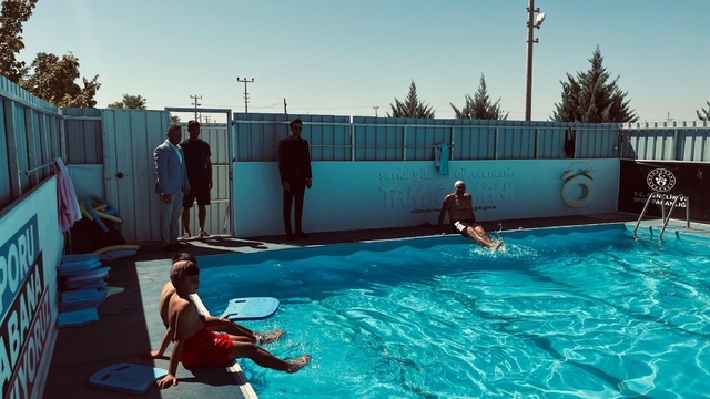 Eskil Kaymakamı Uzar, yüzme öğrenen çocukları ziyaret etti