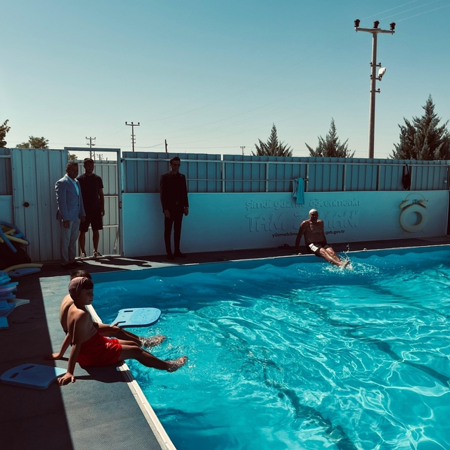 Eskil Kaymakamı Uzar, yüzme öğrenen çocukları ziyaret etti