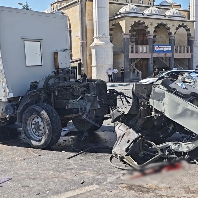 Aksaray'da tır ile karavanın çarpıştığı kazada 3 kişi yaralandı