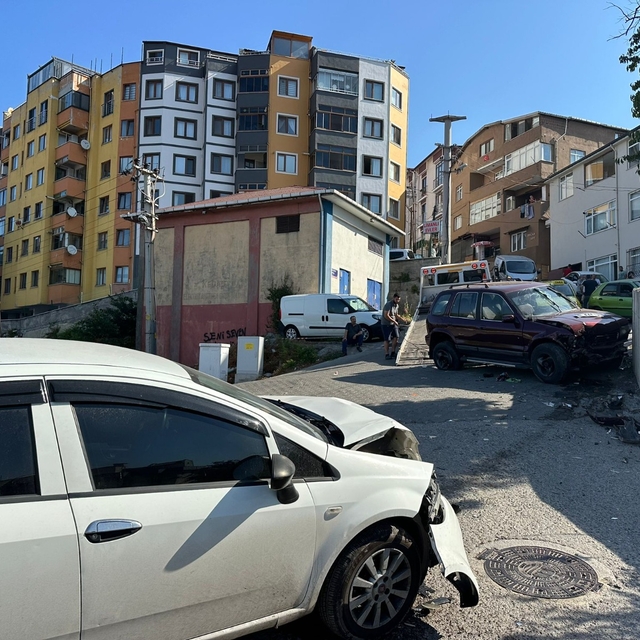 Cip, park halindeki 2 otomobile çarptı: 4 yaralı